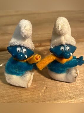 2 vtg Smurf Figure Yellow Scarf Hugger Clip-on Grabber Pencil Pen Holder 1980